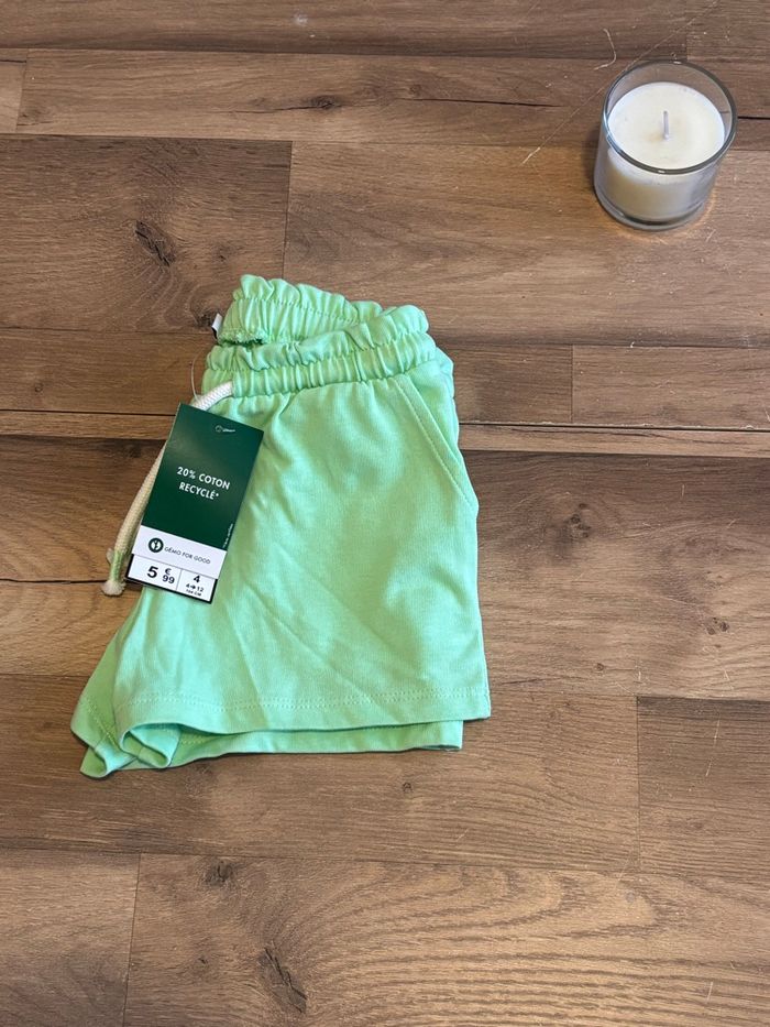 Je vend un short fille taille 4 ans neuf - photo numéro 4