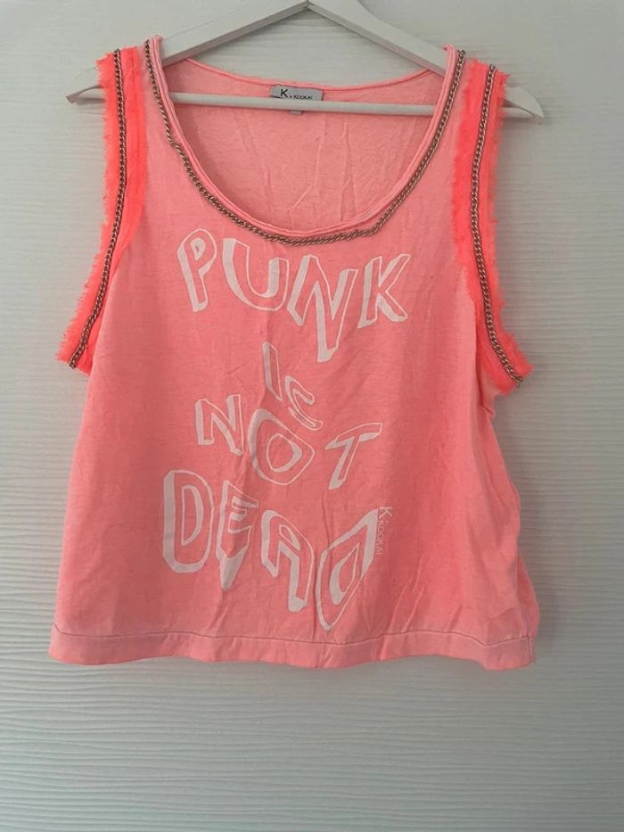 Haut débardeur rose fluo style punk avec chaîne et écritures bretelles larges col rond
