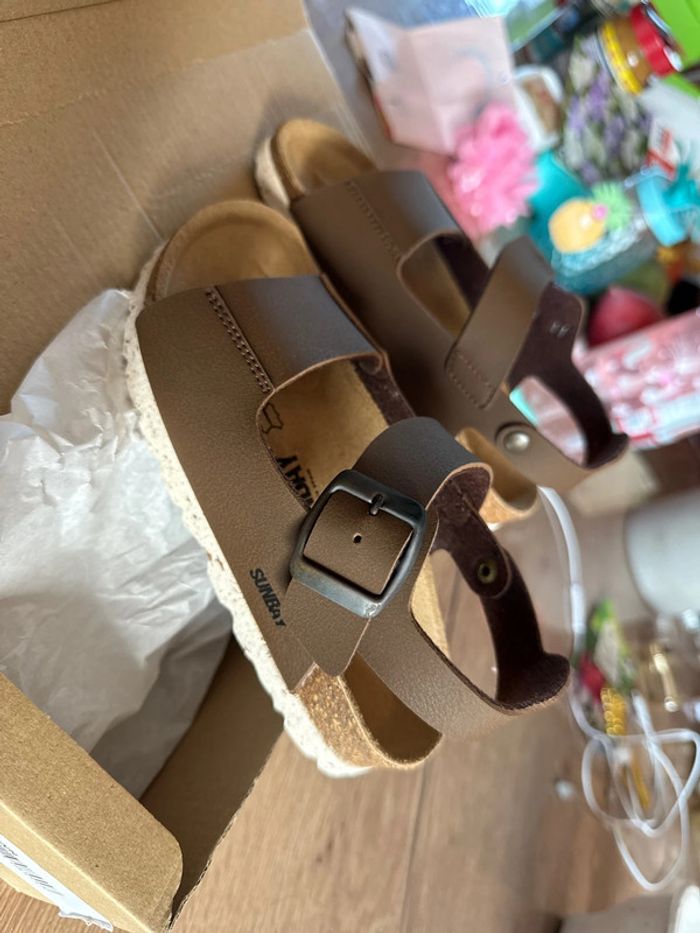 Superbes sandales Sunbay en cuir neuves avec étiquette pointure 29 - photo numéro 3