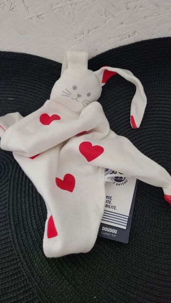 doudou plat lapin blanc coeur rouge PETIT BATEAU