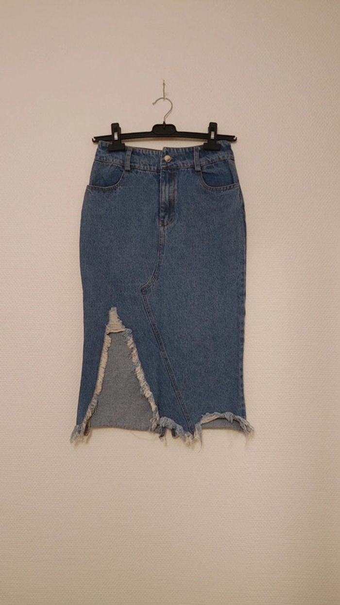 Jupe en jeans fendue - photo numéro 2