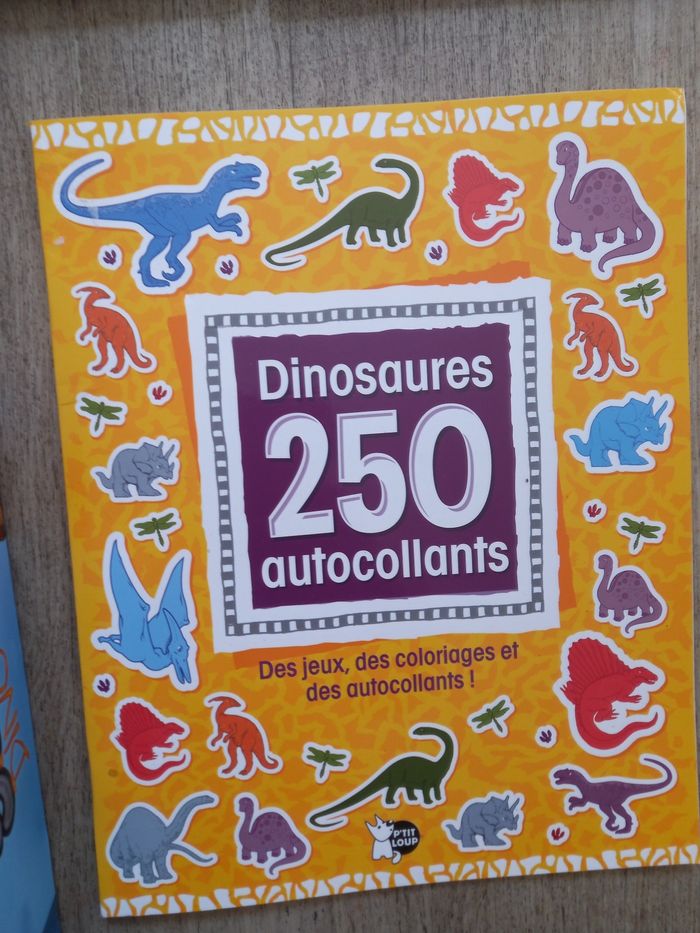 Lot dinosaures jeu de société SOS dino et livres dinosaures et stickers dinosaures - photo numéro 3
