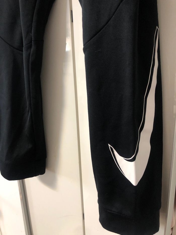 Jogging nike . Taille 13/15 ans - photo numéro 2