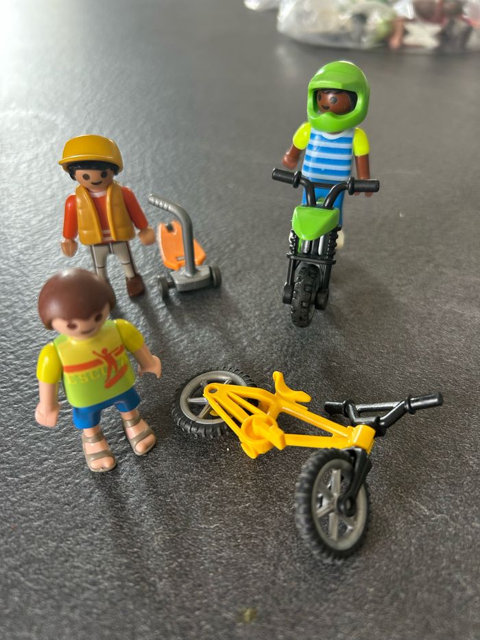 Lot de playmobil enfants en vélo moto et trottinette