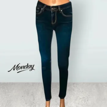 Jean Monday , coupe slim fit ,taille basse ,texture stretch