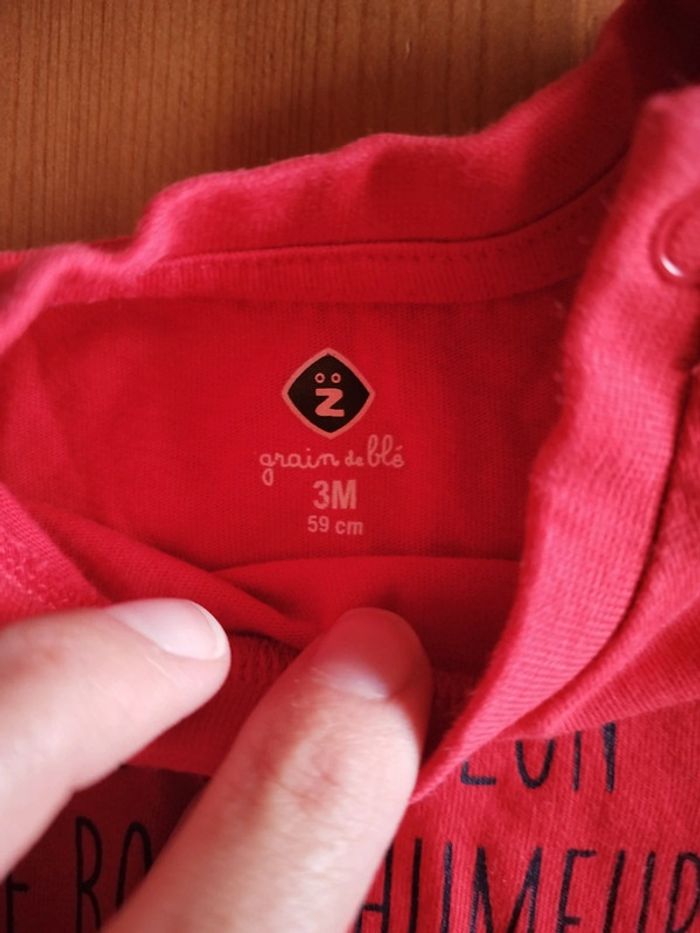 Tee-shirt rouge taille 3 mois - photo numéro 2