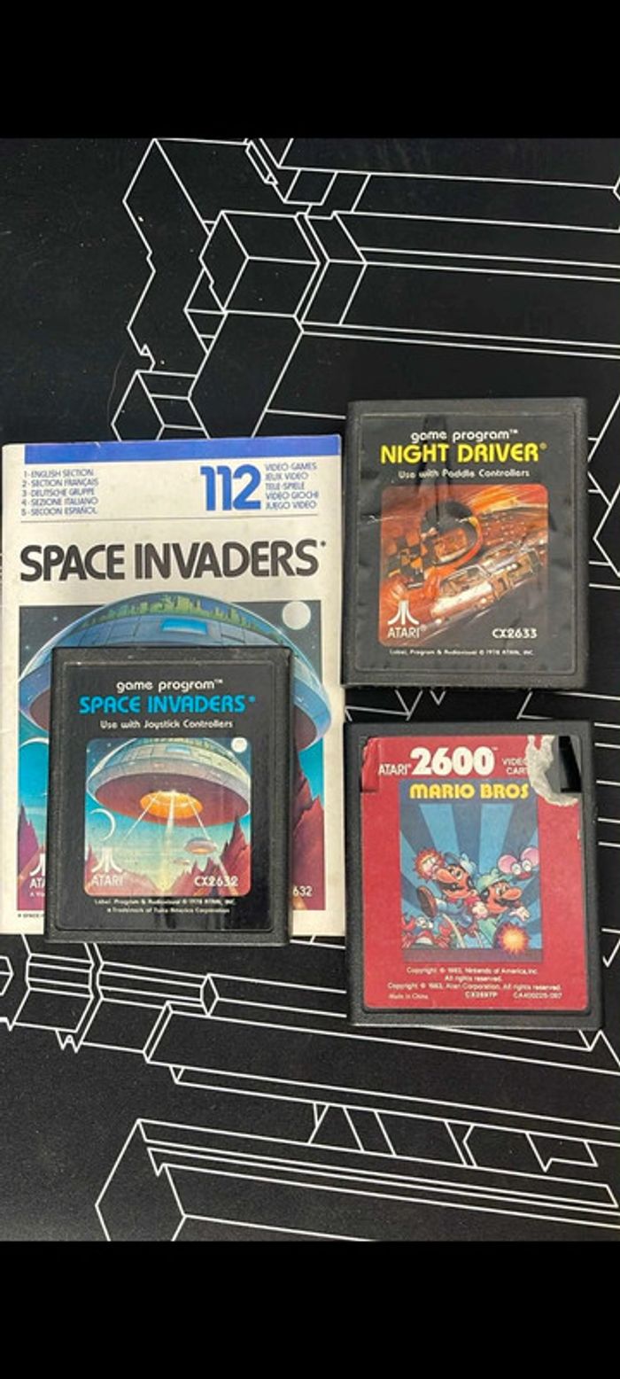 Console vintage Atari 2600 avec manettes et jeux - photo numéro 2