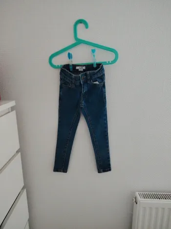 Jean slim neuf taille 4