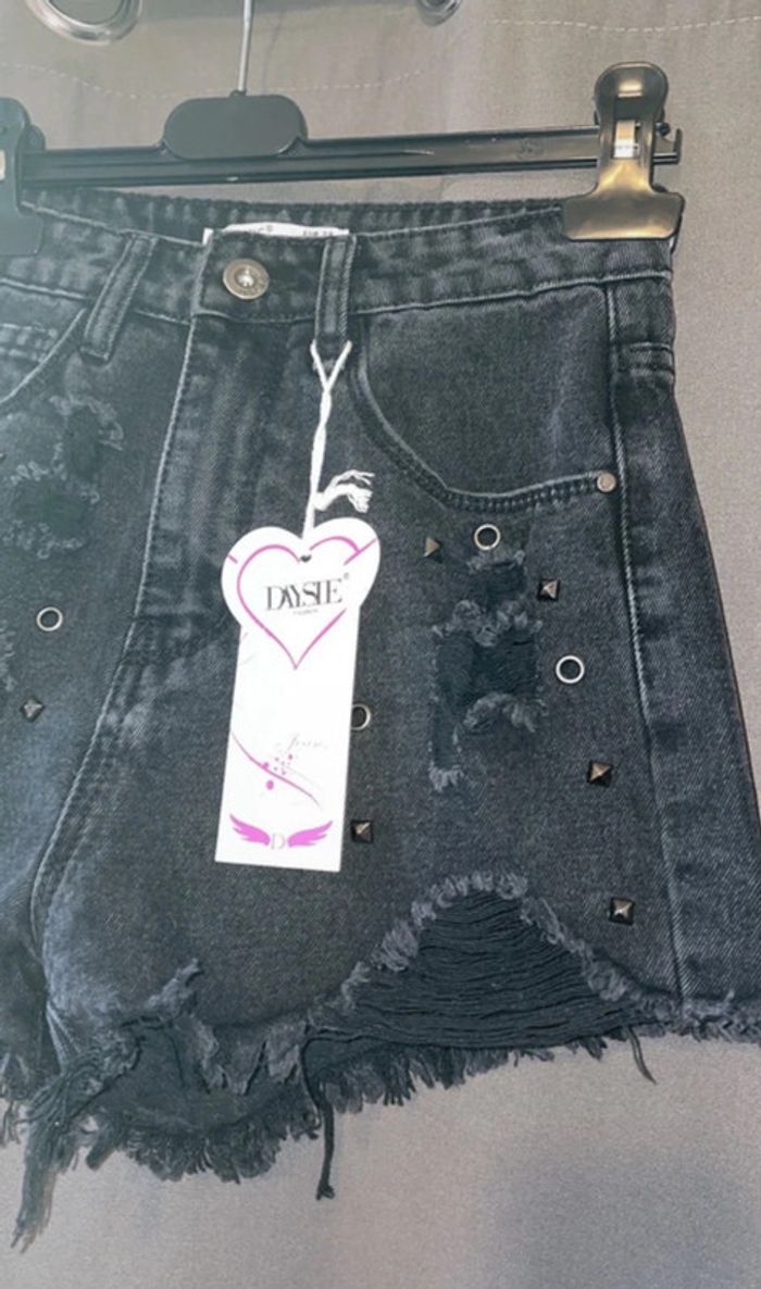 Short en jean noir clouté et destroy – Daysie – Neuf avec étiquette - photo numéro 2