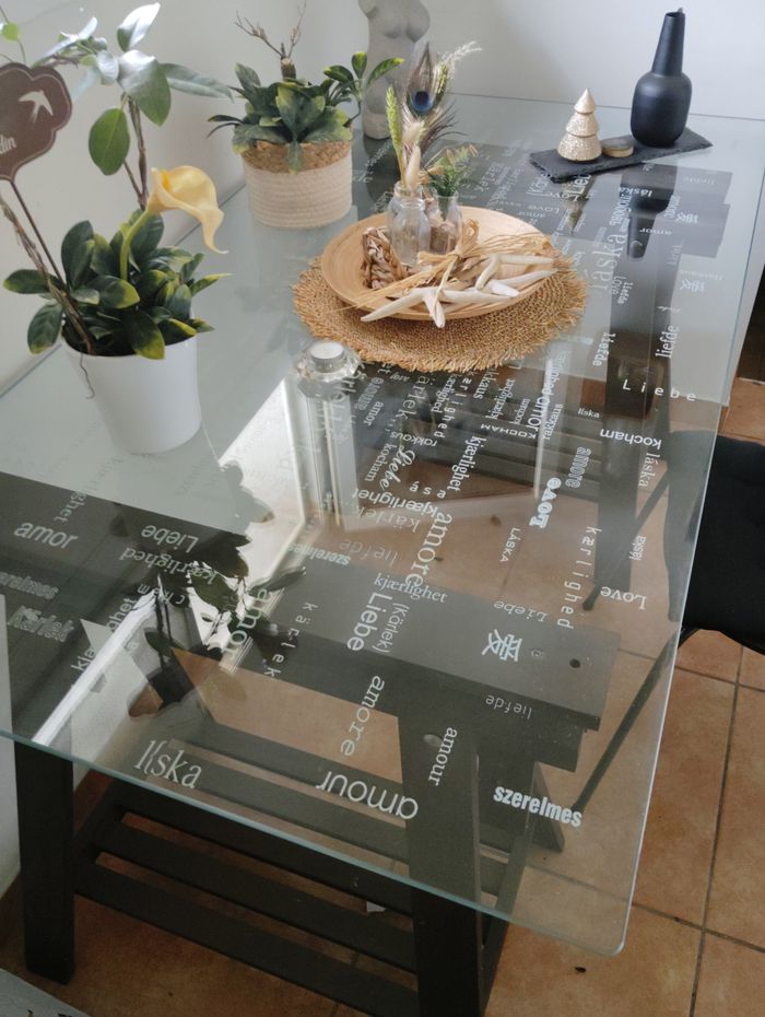 Table de salle à manger en verre épais avec inscription