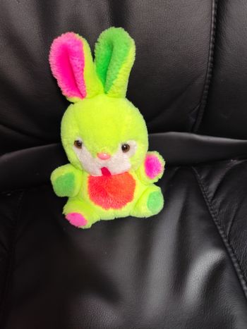 Peluche lapin fluo