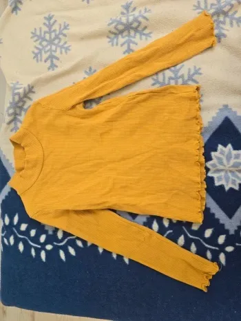 T-shirt manche longue marque kiabi en taille 6 ans Couleur moutarde Très bon état