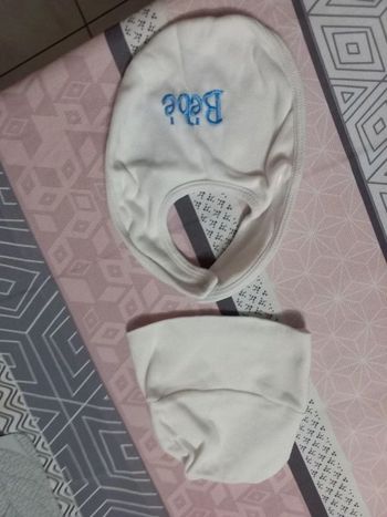 Ensemble bonnet et bavoir bébé neuf