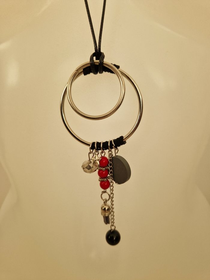 Collier long avec diverses décorations - photo numéro 4