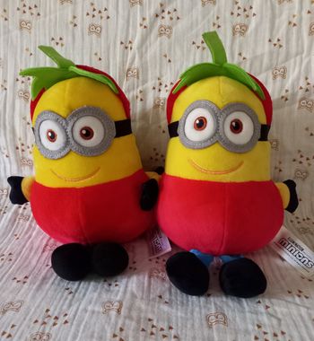 2 peluches Minions fraise