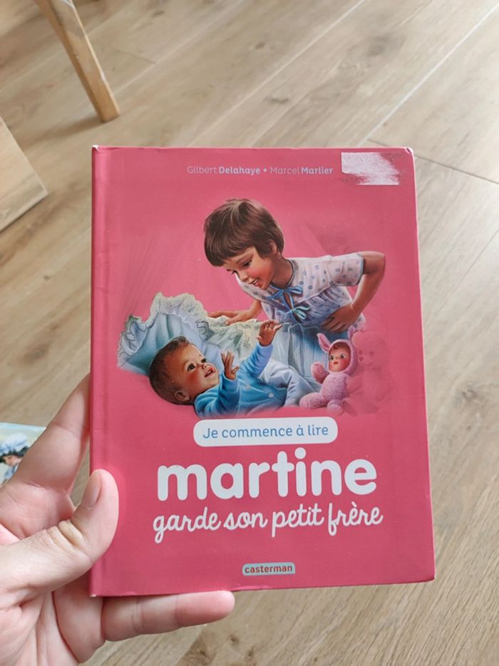 Je commence à lire - Martine garde son petit frère, fait du théâtre, apprends à nager - photo numéro 15