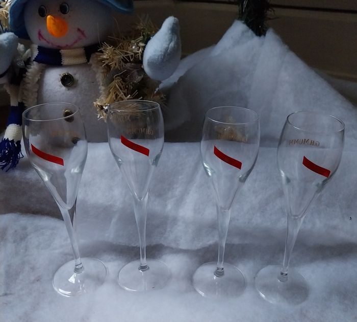 4 verres champagne.