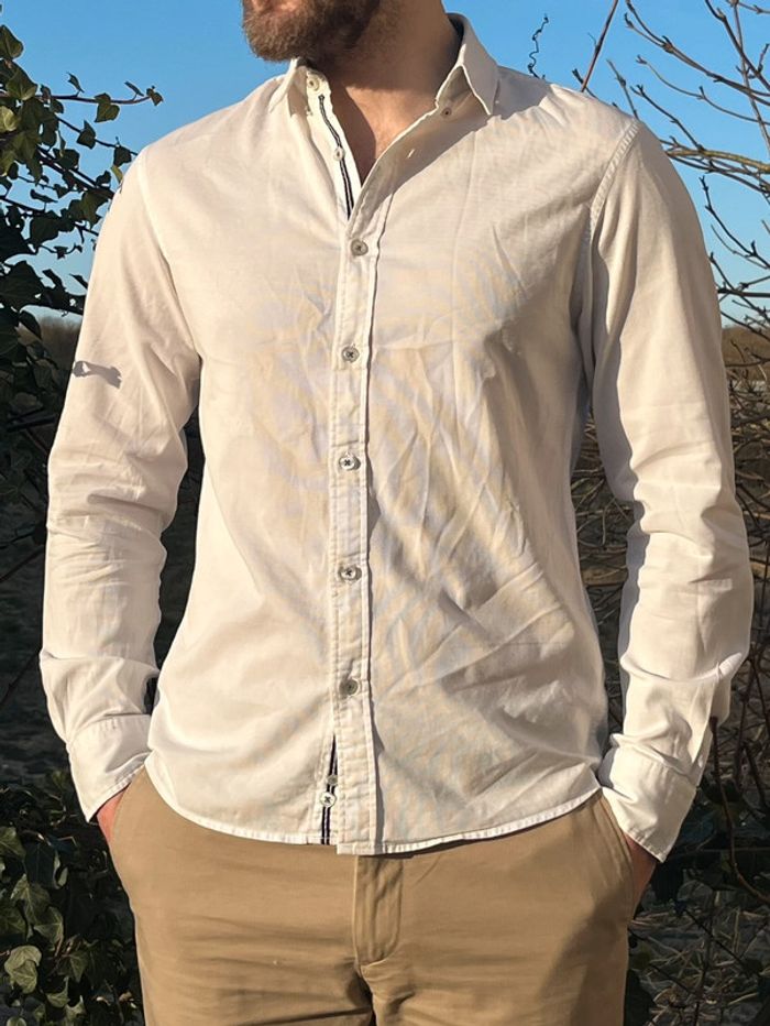 Chemise blanche avec touche de bleu jeans - photo numéro 7