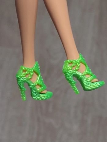 1 paire de chaussure à talons verts compatible barbie