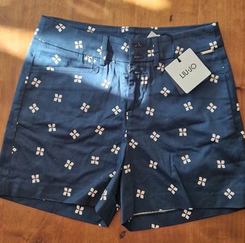 Joli short taille 38 marque Liu Jo bleu marine