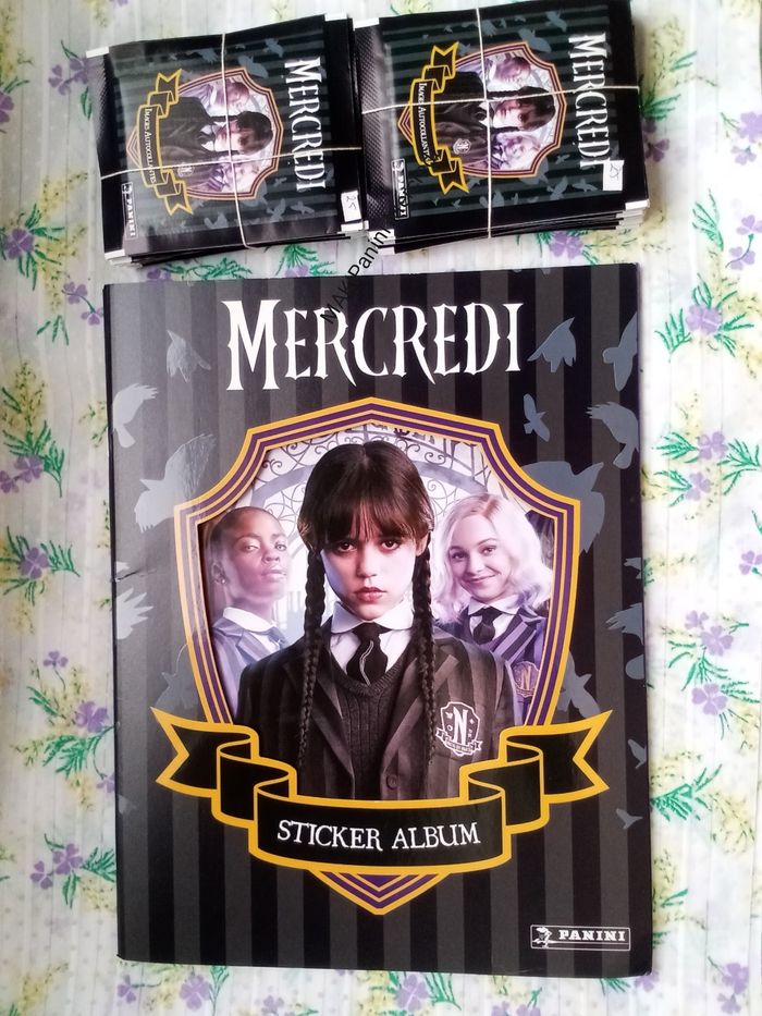 Lot  Panini Mercredi Wednesday Un album vide et 50 pochettes scellées