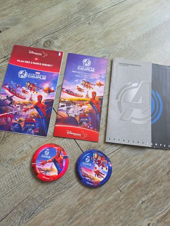 Lot goodies disney ouverture advengers campus : badge cast + guest plan dépliant disneyland paris