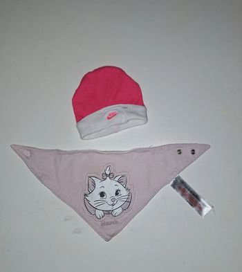 Lot bavoir et bonnet