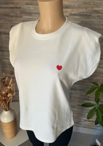 T-shirt blanc cœur rouge et épaulettes