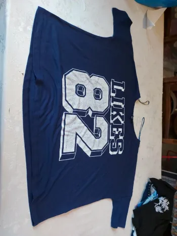 T-shirt bleu marines likes 82