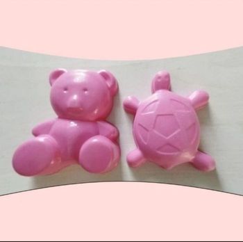 Lot de deux petits moules roses en plastique