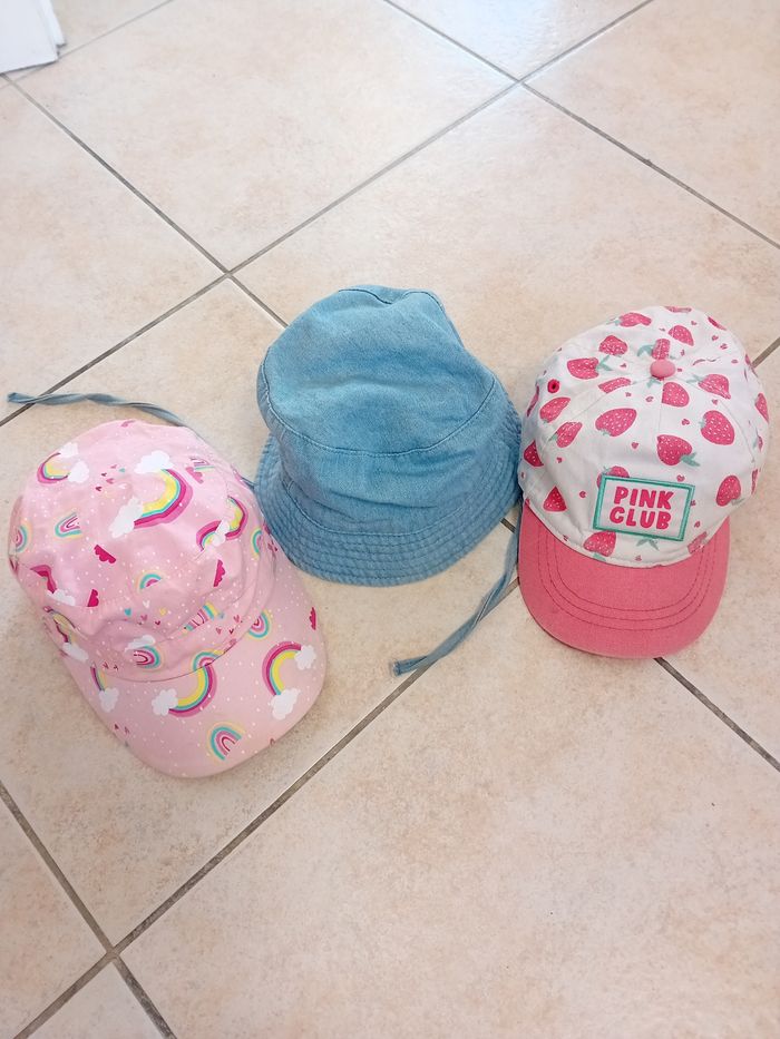 2 casquettes + 1 bob