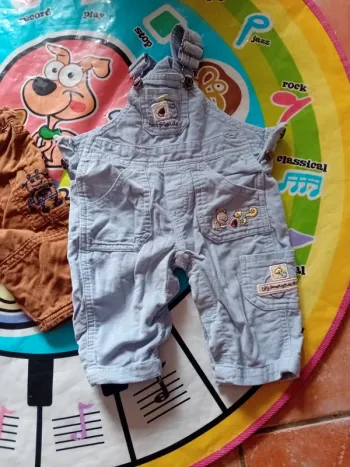 Salopette et jeans
