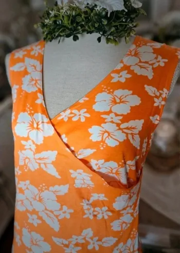 Haut orange fleurs blanches Ici et Maintenant Taille 40 Neuf