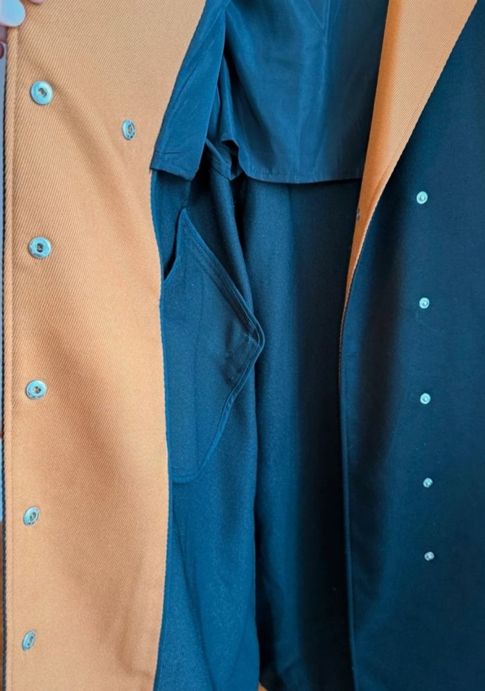 Trench long bicolore – Noir & camel, élégance architecturée - photo numéro 6