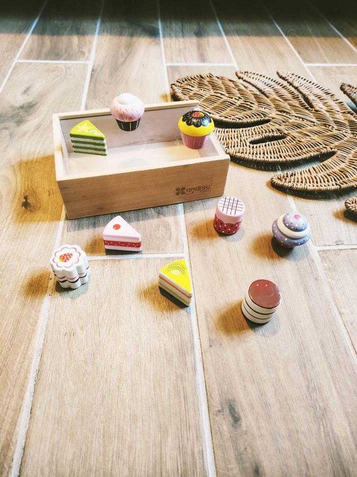🍰Jeu d'imitation - Dinette en bois Coffret avec gâteaux/pâtisseries à marque Andreu Toys