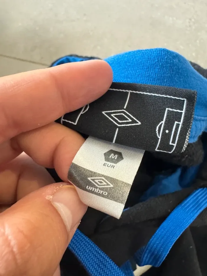 Sweat à capuche Umbro, taille M, très bon état - photo numéro 5