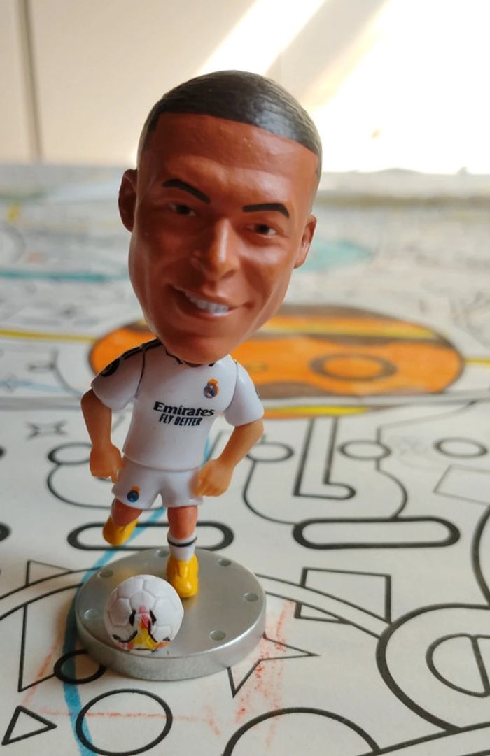 Petite figurine football neuve Kylian m'bappé Real Madrid