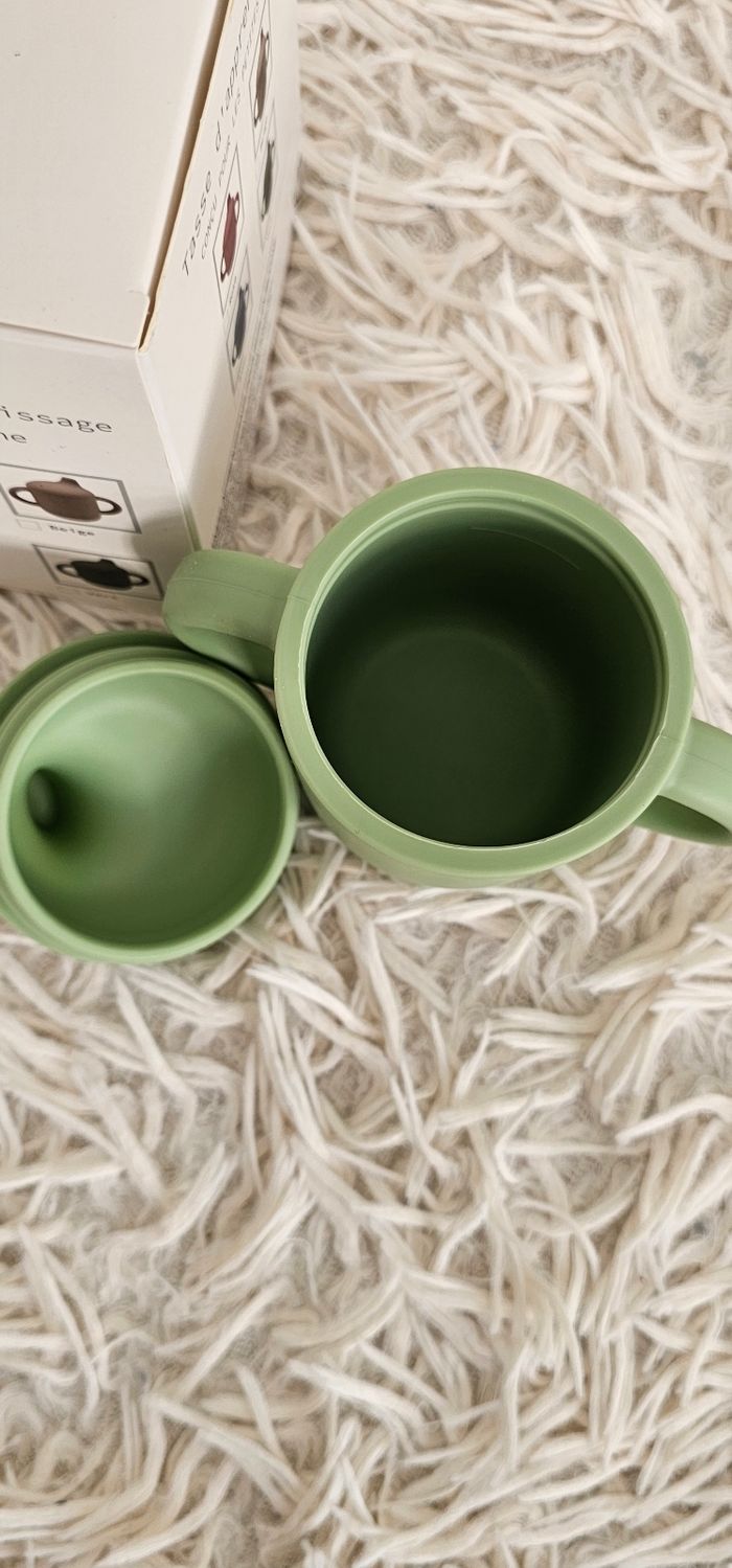 Tasse en silicone vert sauge en silicone Neufs - photo numéro 3