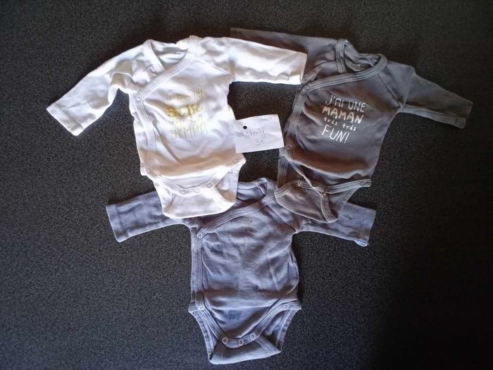 Lot de vêtements bébé 1 mois - photo numéro 4
