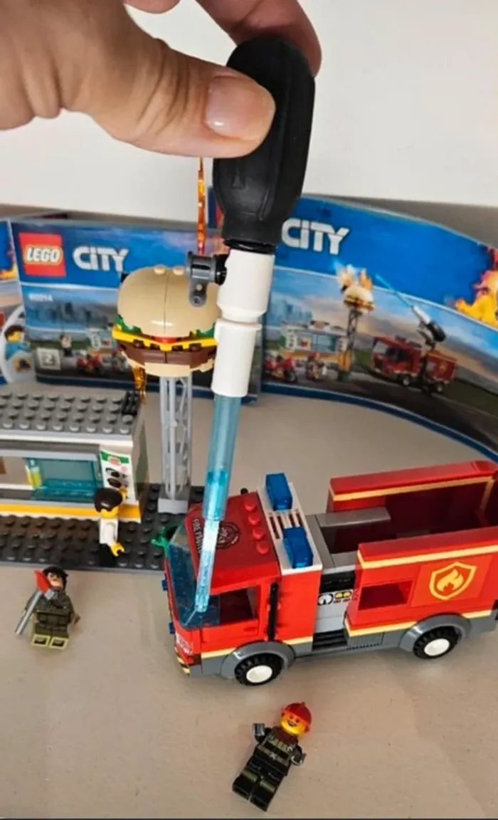 LEGO 60214 City Fire L’Intervention des Pompiers au Restaurant de Hamburgers - photo numéro 5