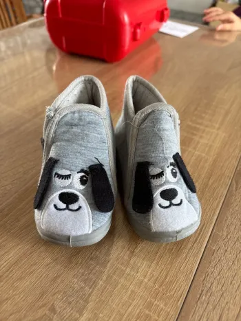 Chausson gris chien