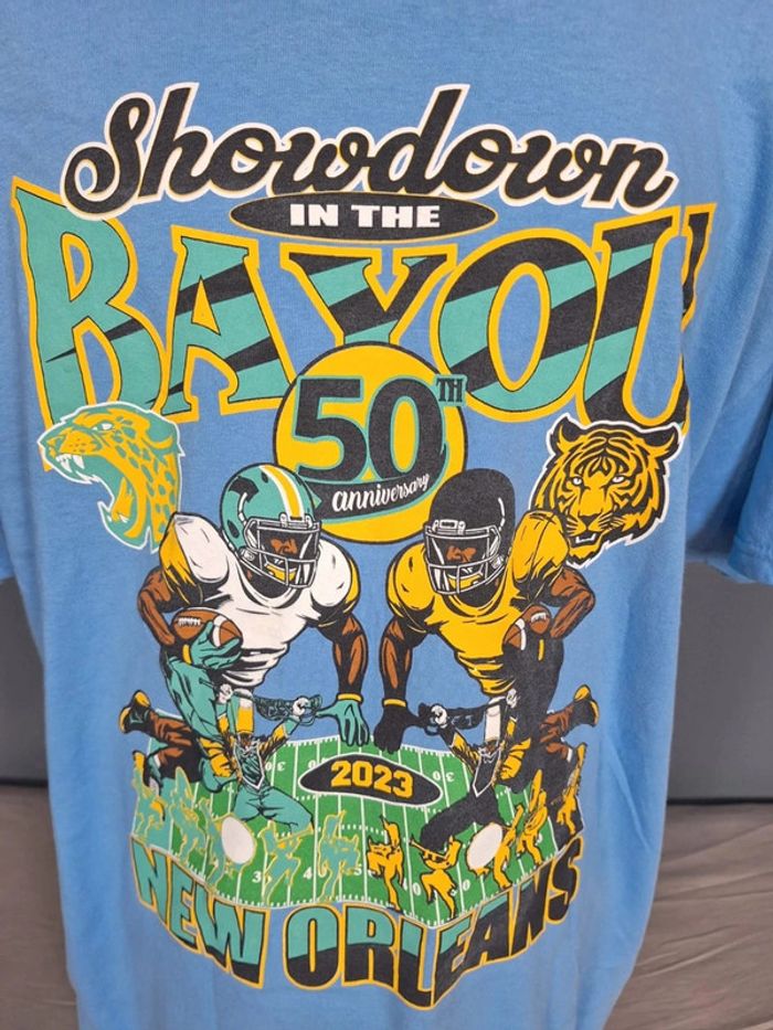 T-shirt imprimé gildan - Showdown in the Bayou – 50th Anniversary 2023 New Orleans (504) - photo numéro 3