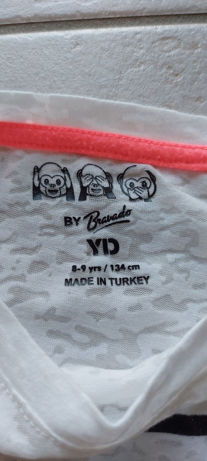 Short + tee-shirt smiley 8-9 ans. Très bon état - photo numéro 3