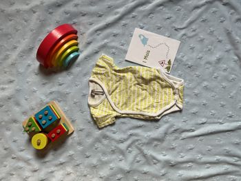 body manches courtes blanc et vert fluo ouverture devant orchestra 1 mois