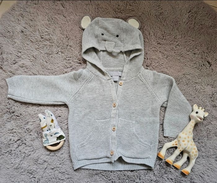 Pull neuf taille 6 9 mois