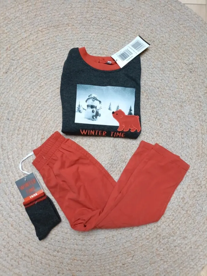 Ensemble pull/pantalon/chaussettes 24M neuf
