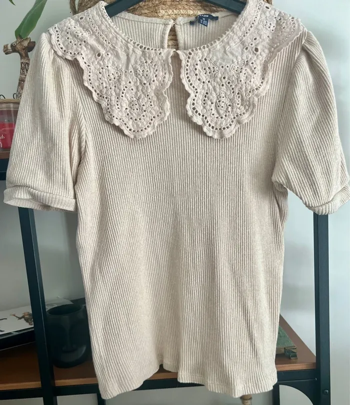Haut avec col dentelle