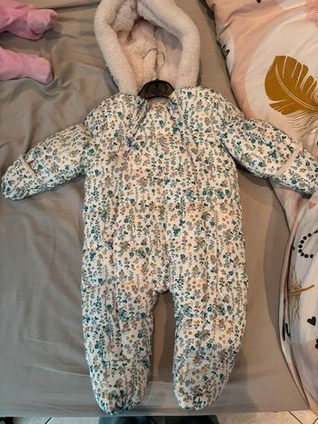 Combinaison à capuche hiver avec fleurs Tape à l'oeil Taille 3-6 mois