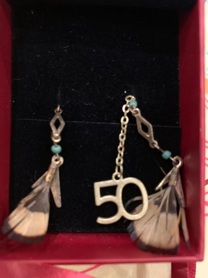 Paire de boucles d’oreilles spéciale 50 ans .