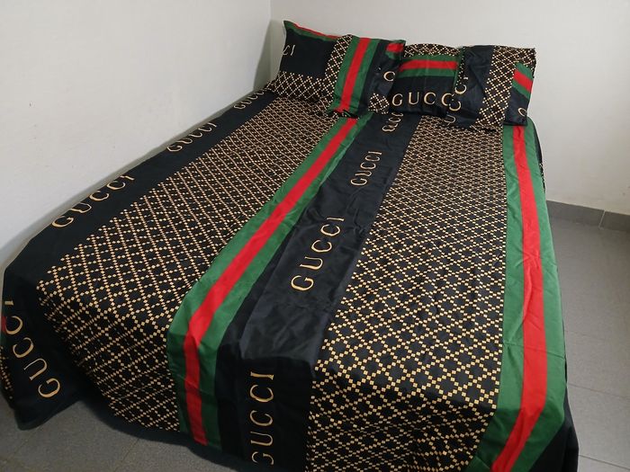 Drap de lit avec 4 taies d'oreiller